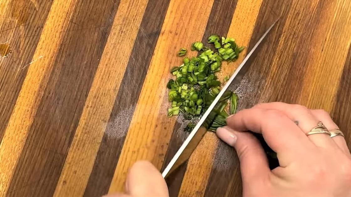 Нарезка зеленого лука для салата