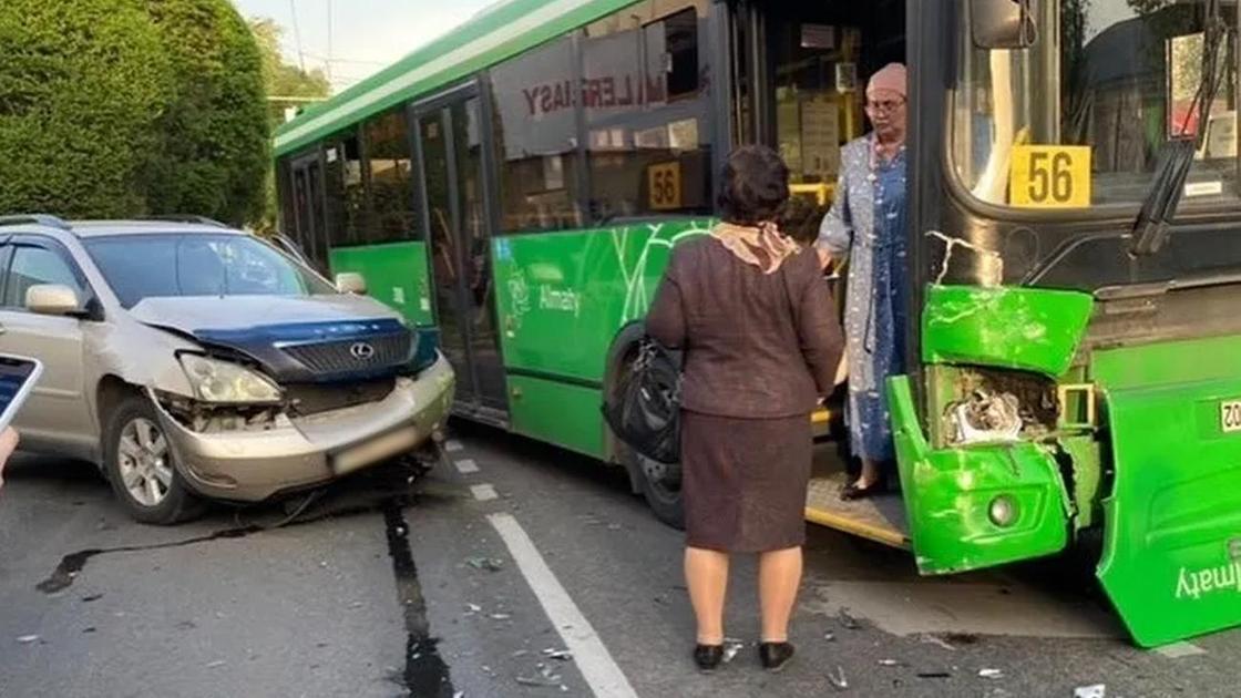 Автомобиль столкнулся с автобусом