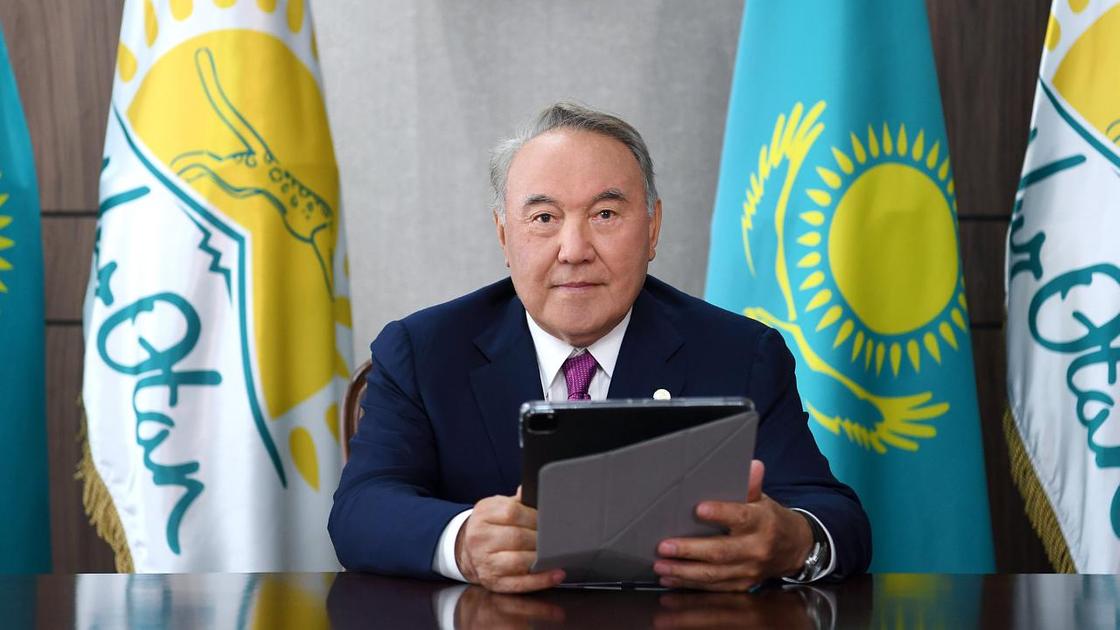 Нурсултан Назарбаев сидит с планшетом в руках Нурсултан Назарбаев сидит с планшетом в руках