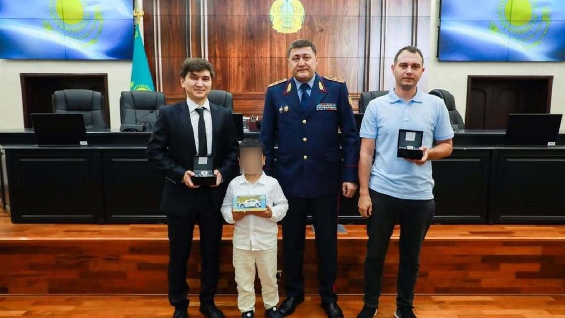 Награждение мужчин, спасших девочку в Астане