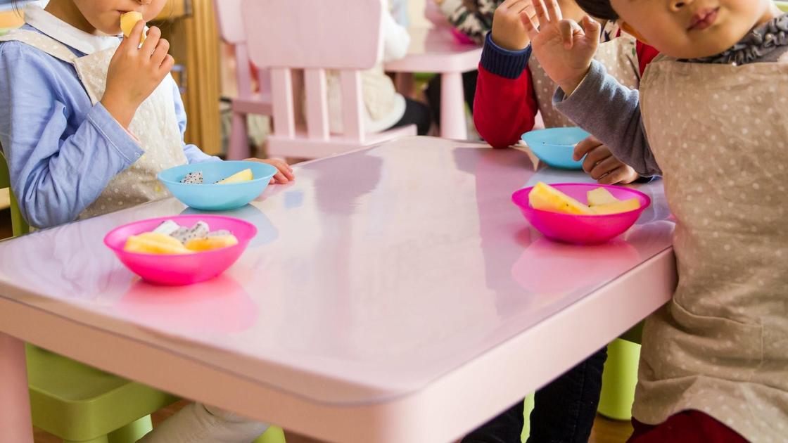 Дети едят в детском саду