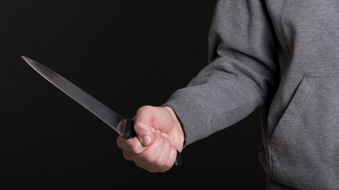 Мужчина держит нож в руке