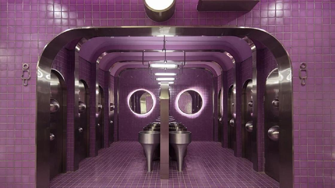 Общественный туалет лилового цвета в космическом стиле