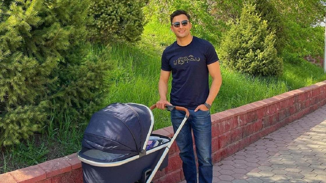 Тауекел Мусилим на прогулке с сыном