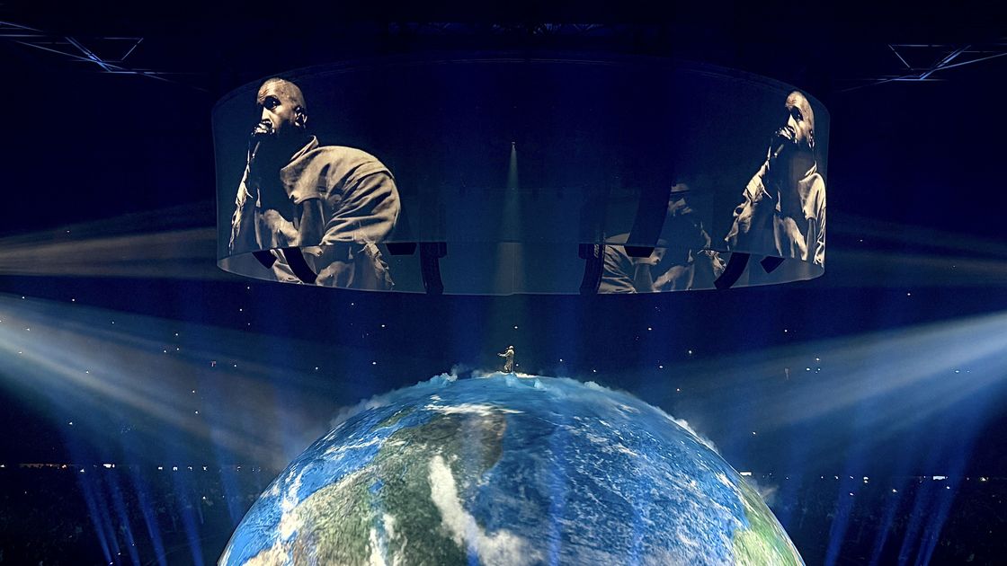 YE (Канье Уэст) на своем концерте