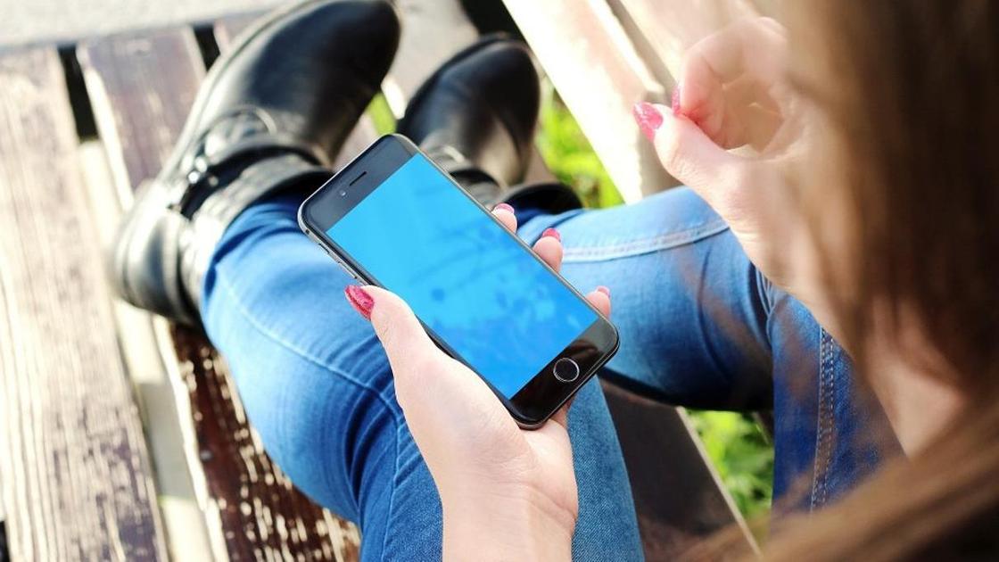 Телефон в руках девушки Телефон в руках девушки