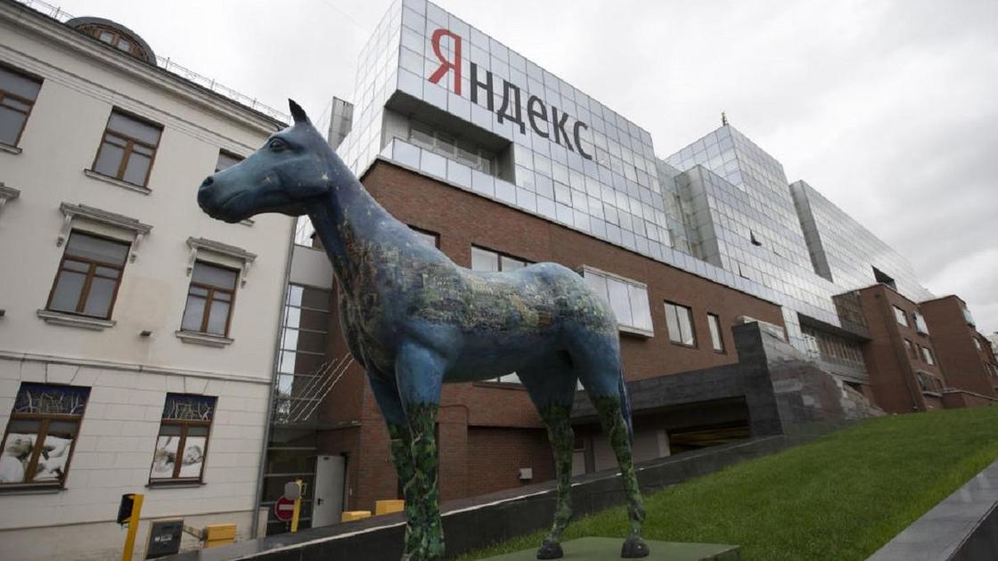 Скульптура лошади на фоне офиса Яндекса