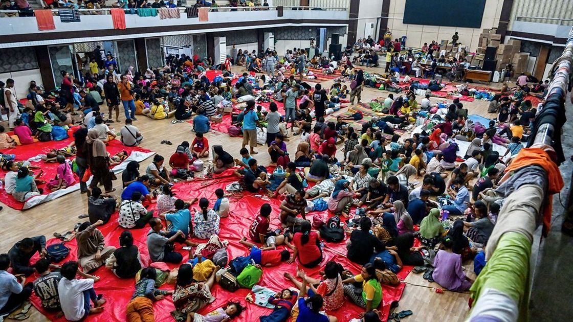 Эвакуациялау орталығында отырған Индонезия тұрғындары