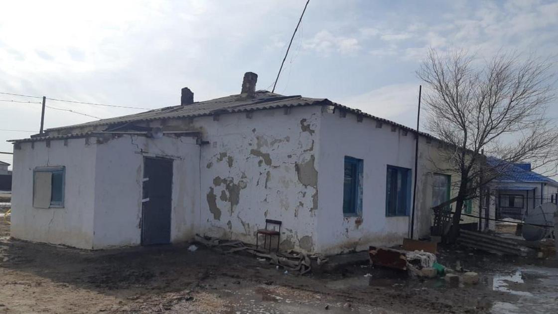 Дом, где нашли тела 4 человек в Атырауской области