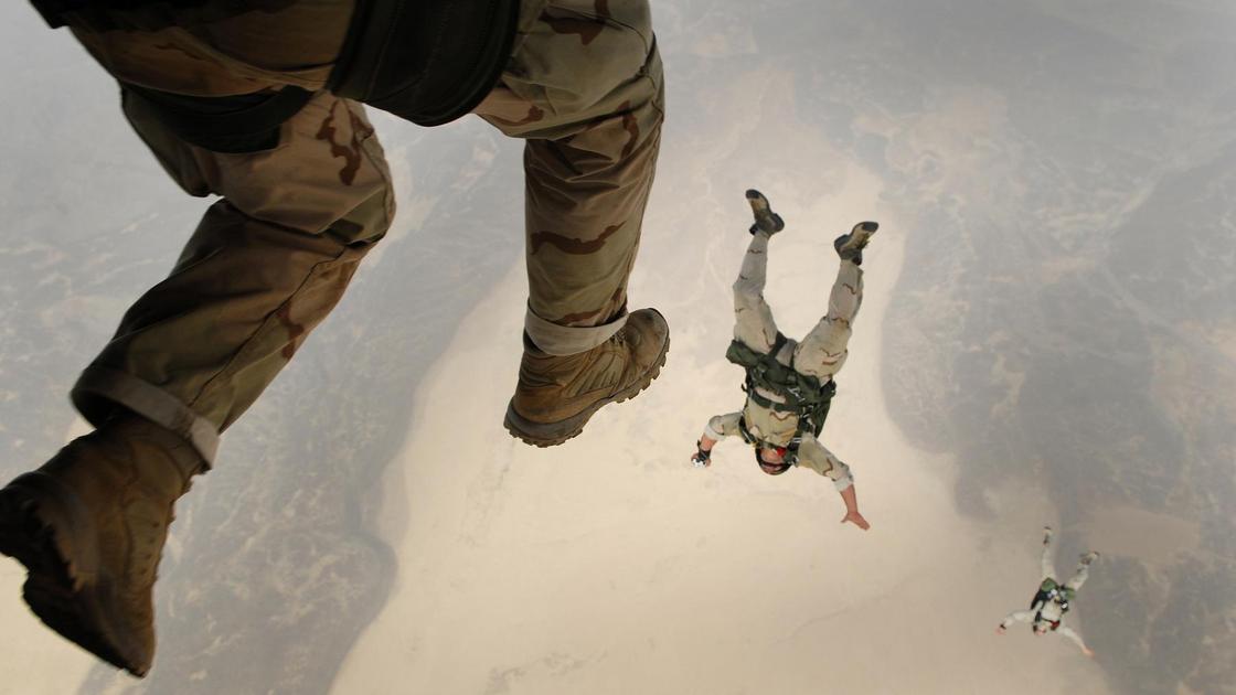 Военные прыгают с парашютом