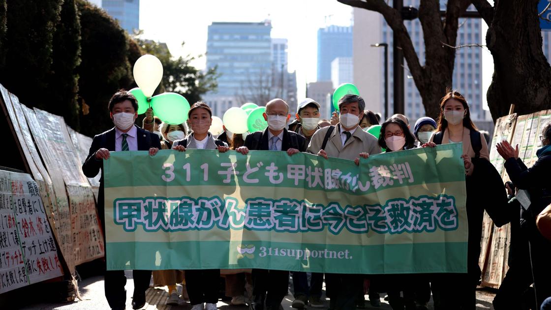 Сторонники подавших жалобу японцев у здания суда в январе