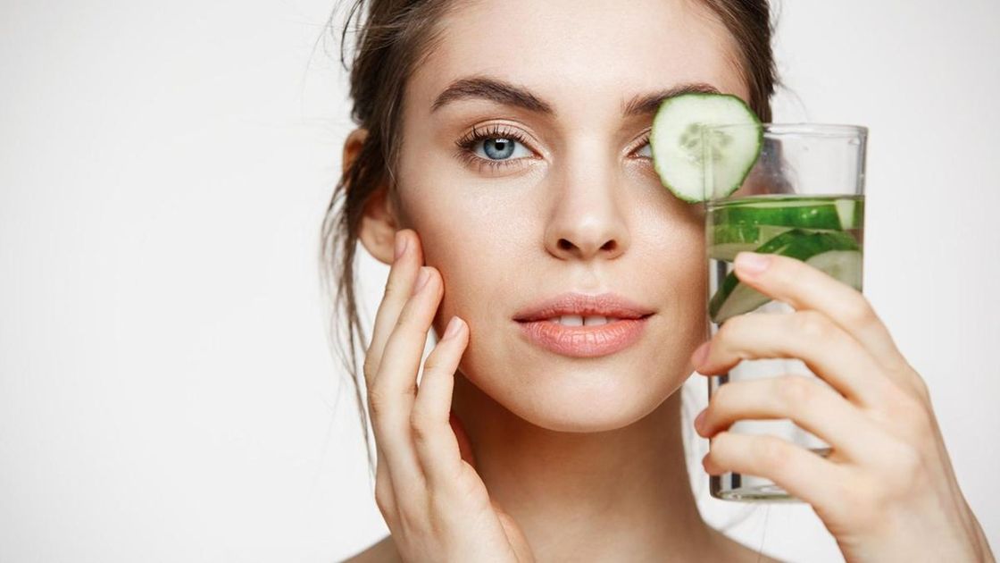 стақан ұстаған бойжеткен