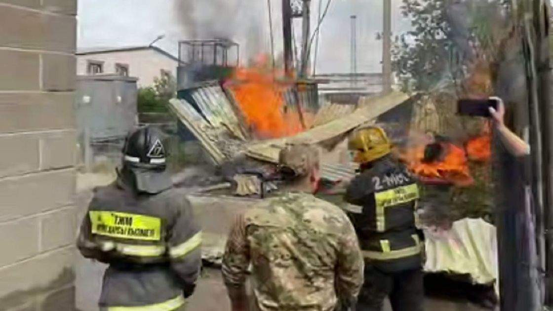 Пожарные тушат пожар