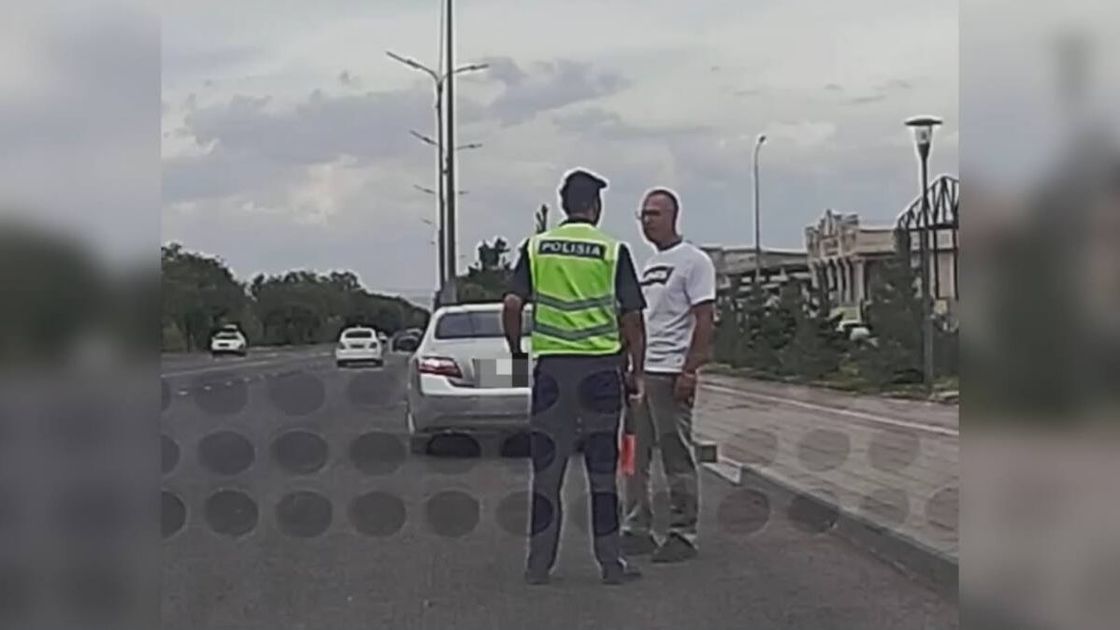 полицей және шетелдік қонақ