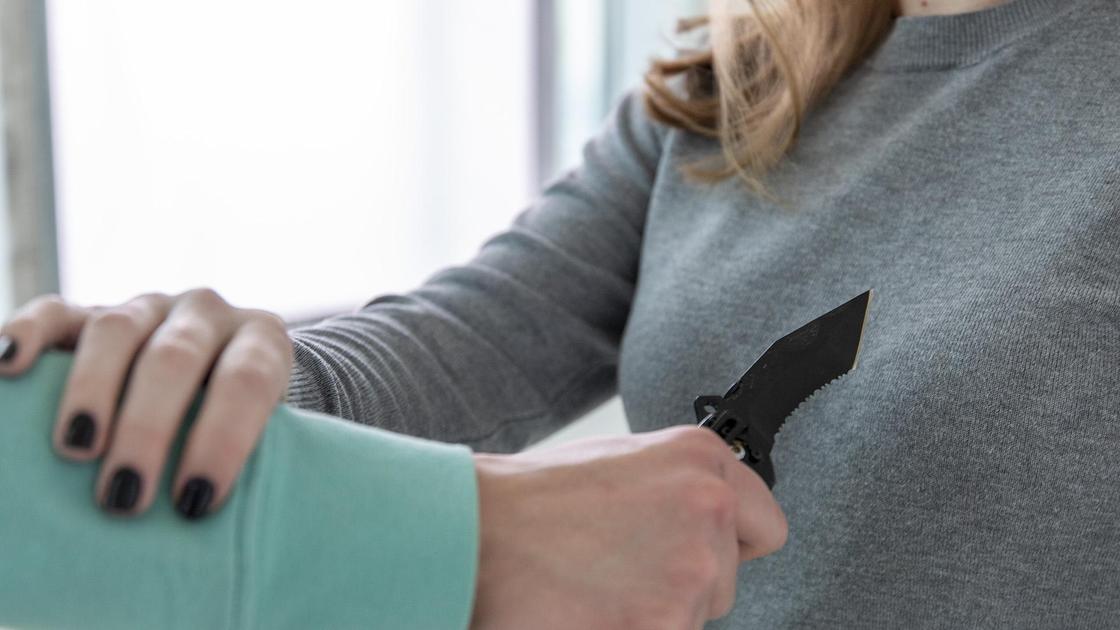 Нападение с ножом на женщину