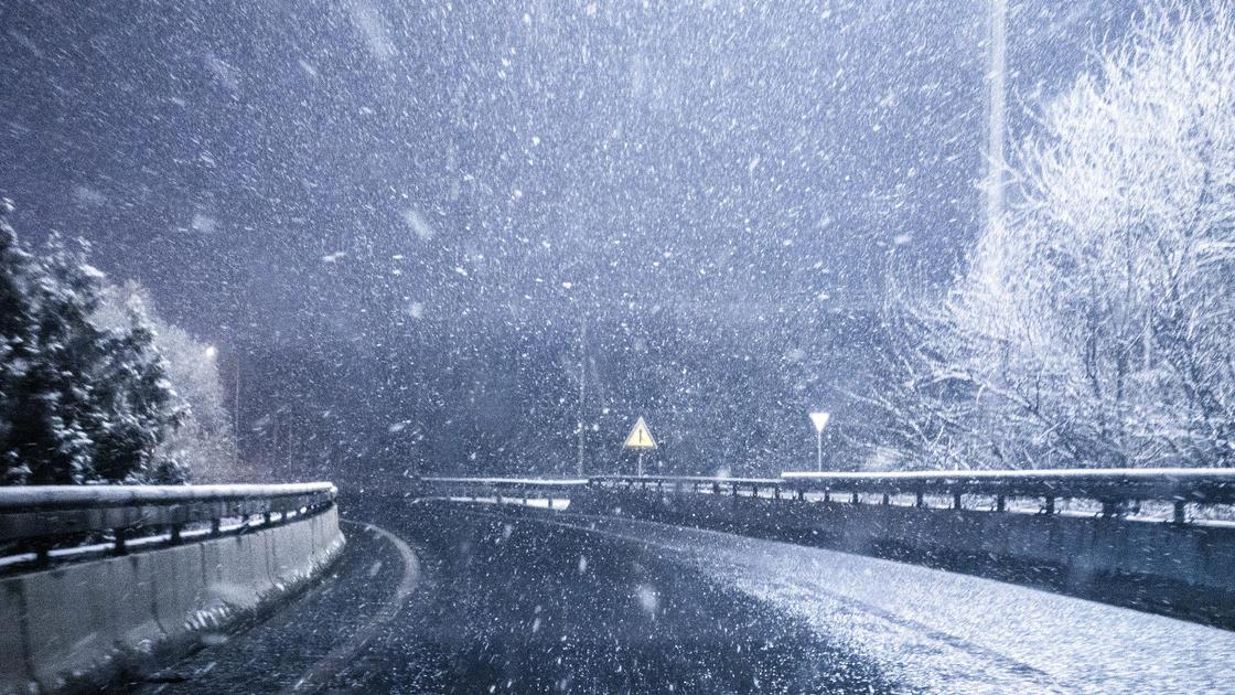 Трасса во время метели Трасса во время метели