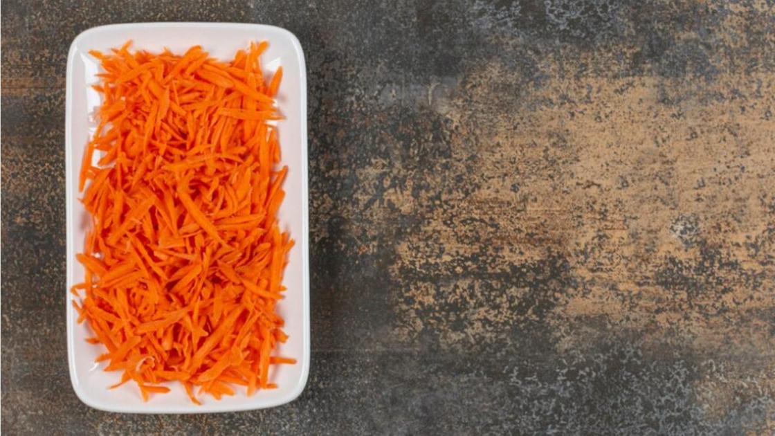 Тертая морковь в лоточке