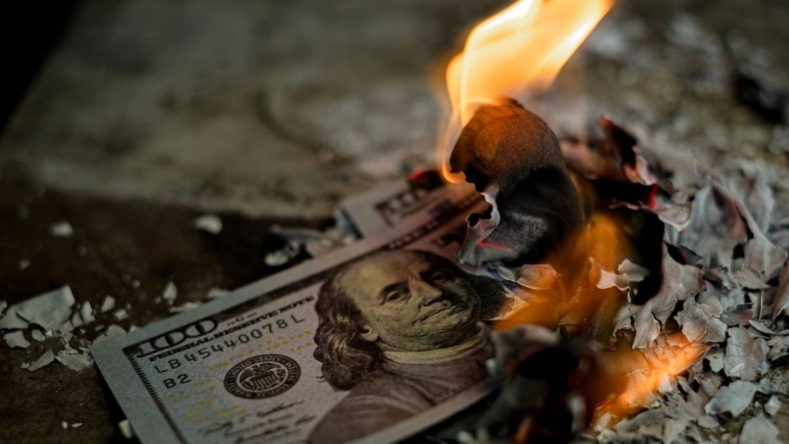 Купюра сгорает