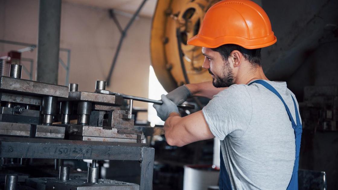 Слесарь в цеху