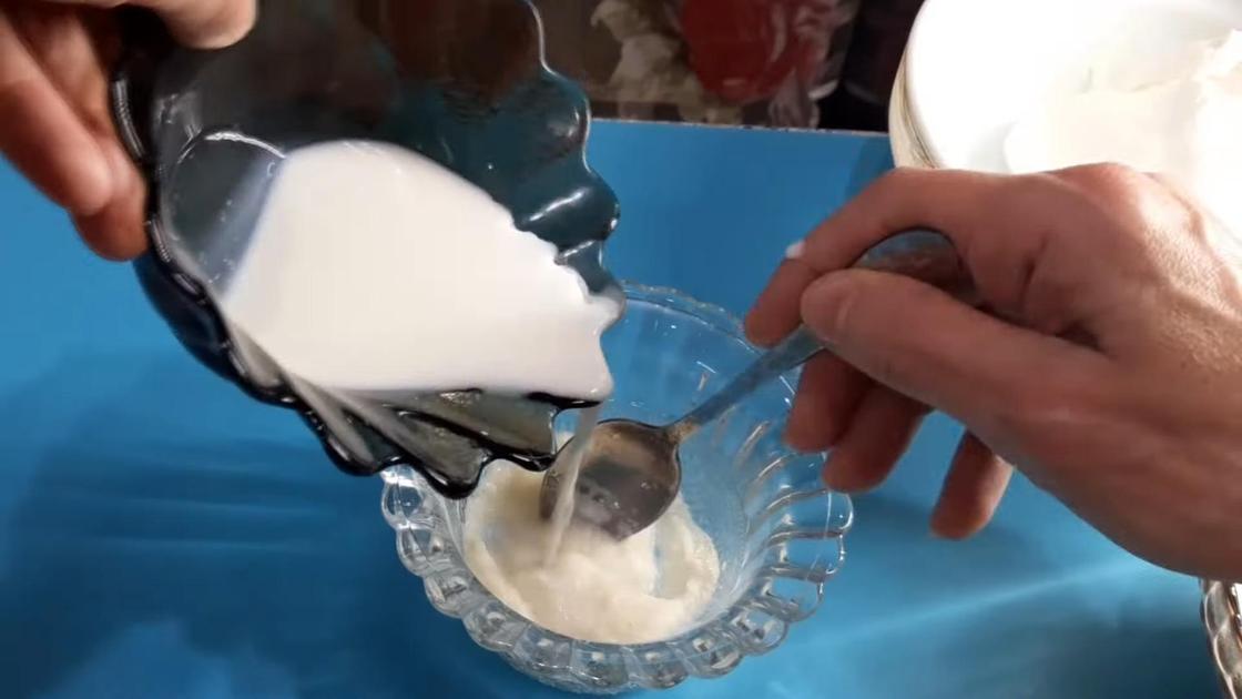 Разведение желатина молоком в пиале
