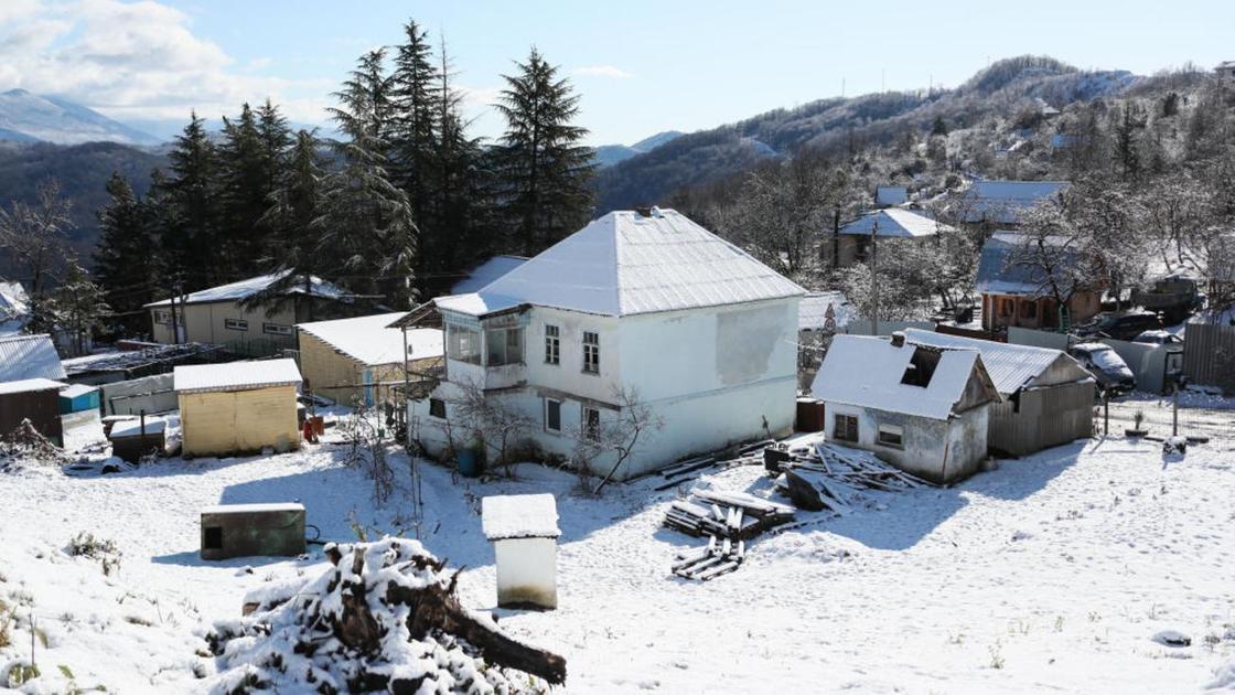 Несколько домов покрыты снегом