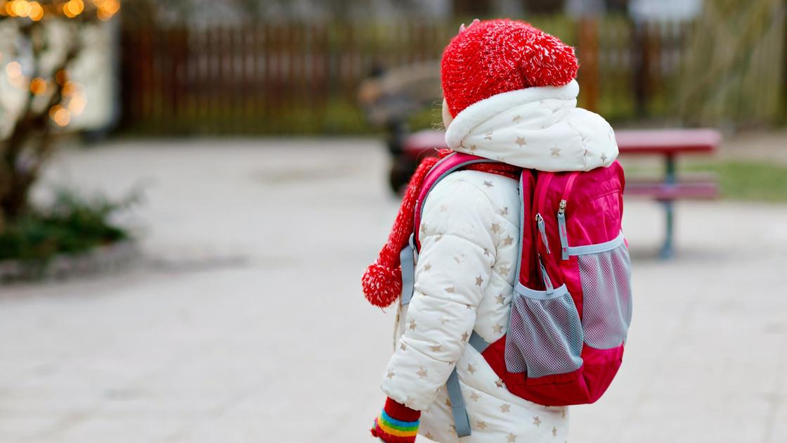 Школьница с рюкзаком