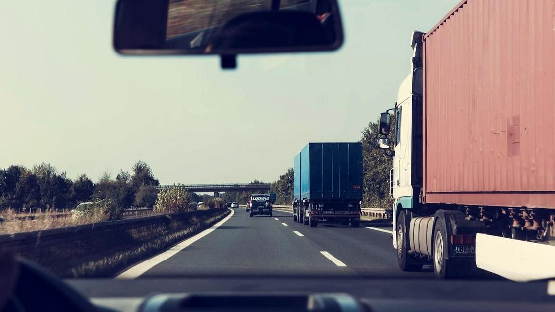 Машину едут по дороге