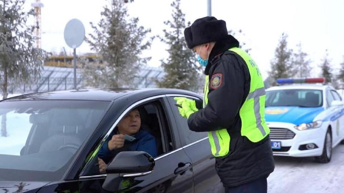 Сотрудник полиции разговаривает с водителем
