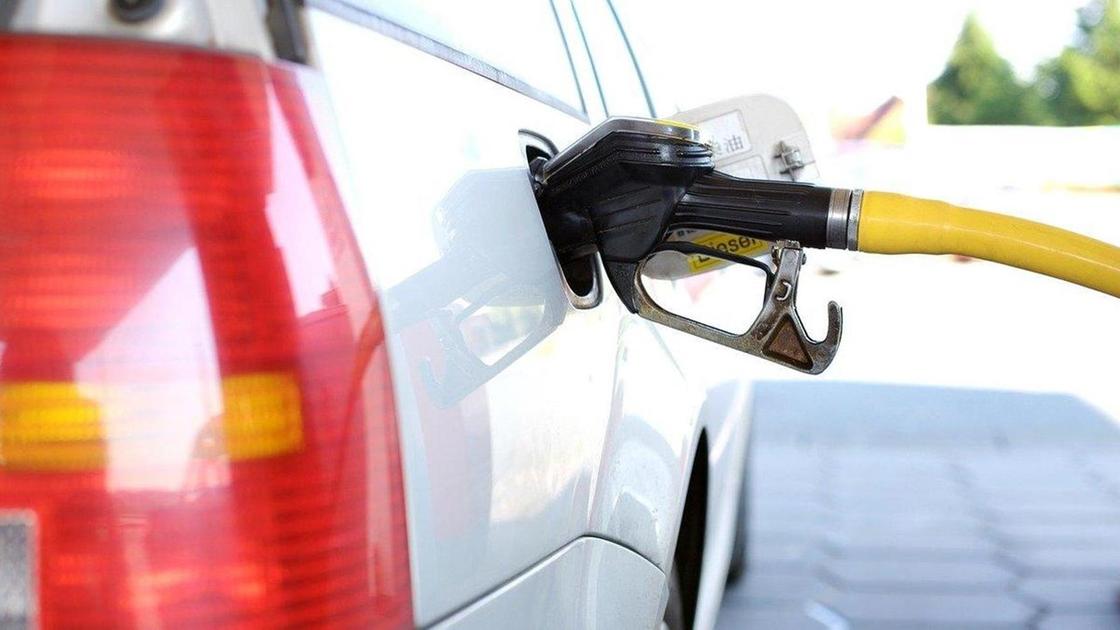 Жанармай бекетінде отын құйып жатқан көлік