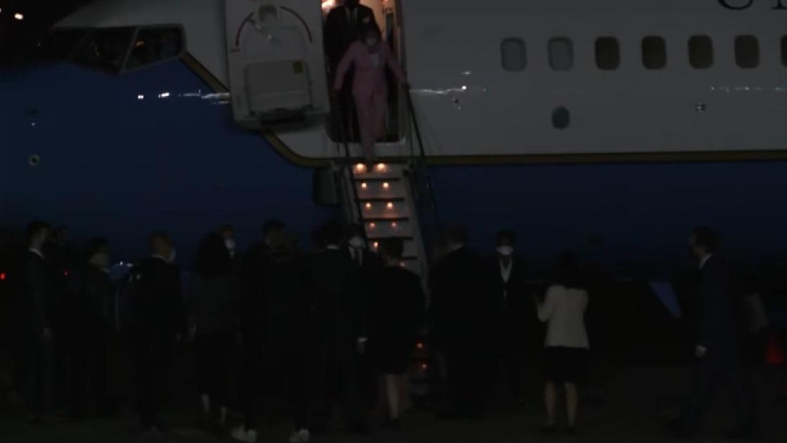 Спикер Палаты представителей США Нэнси Пелоси сходит с трапа самолета в Тайване