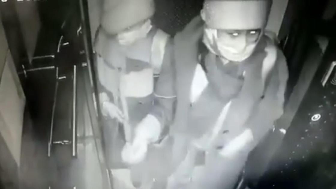 Две женщины заходят в кабину лифта