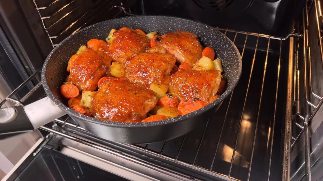 Сковороду с курицей и картофелем ставят в духовку на решетку