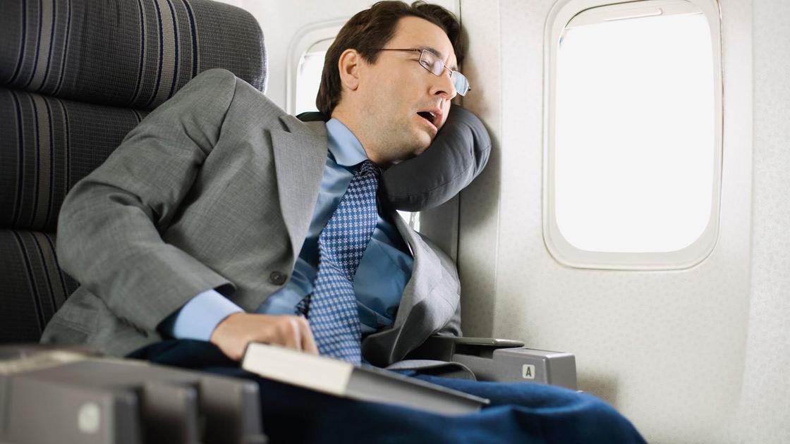 6 проверенных поз, чтобы выспаться в самолете