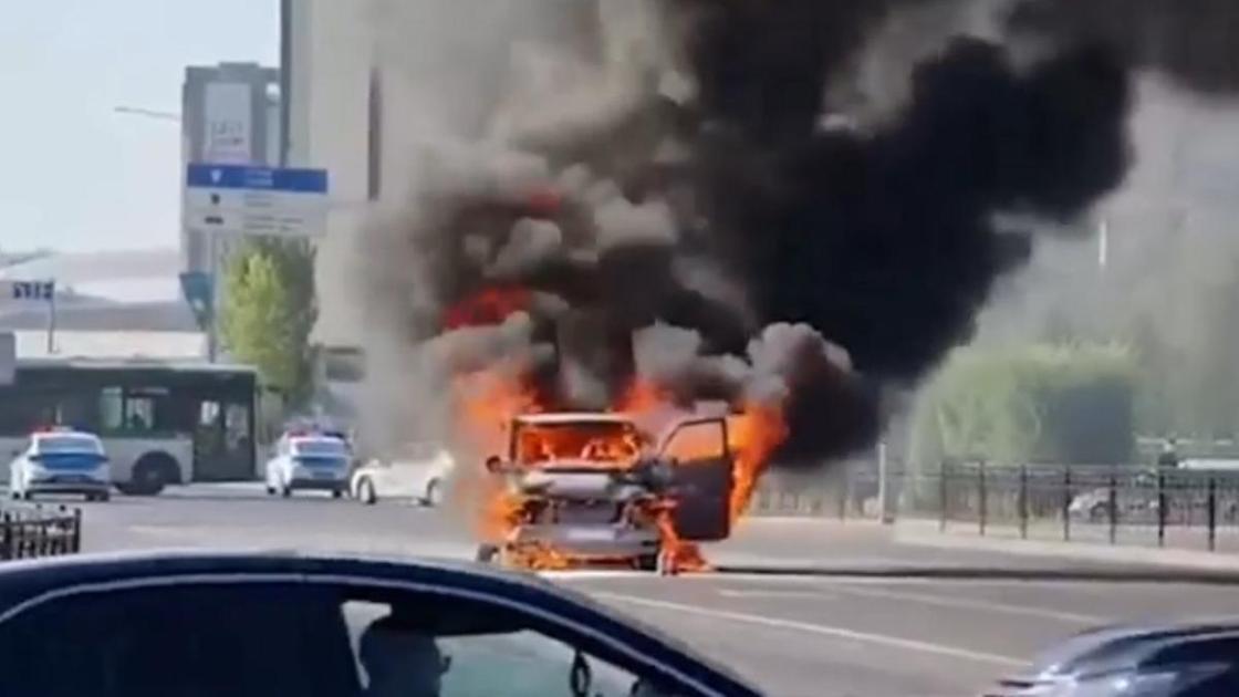 Автомобиль горит на дороге