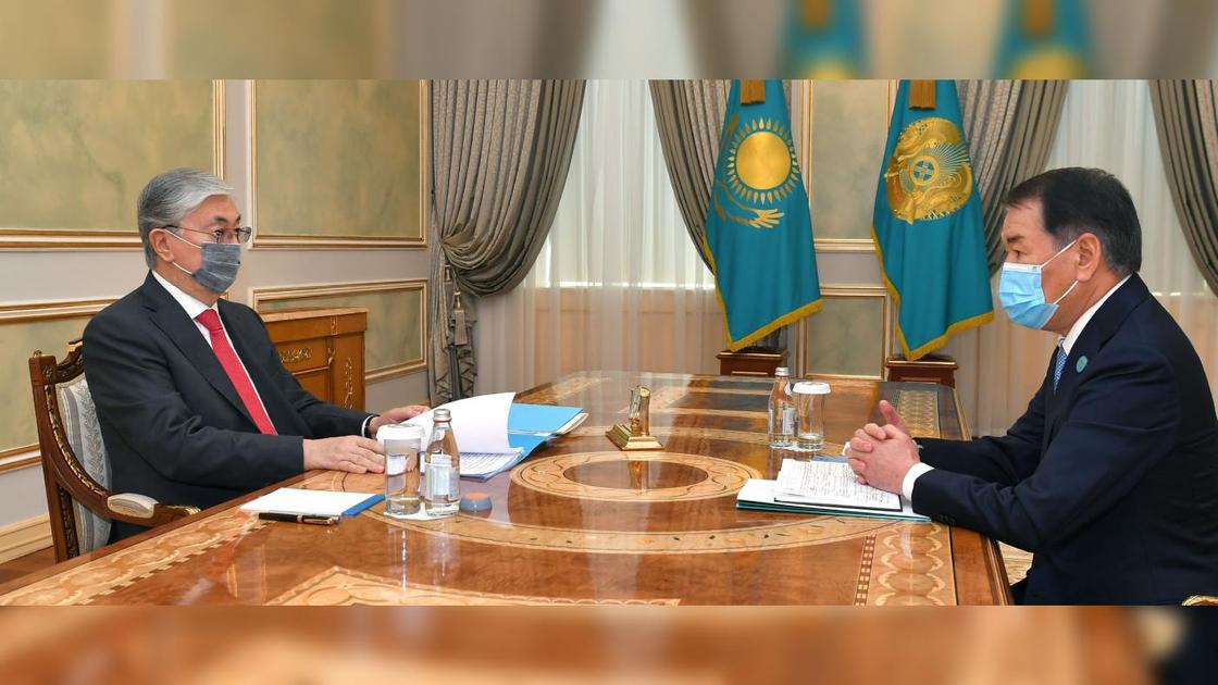 Касым-Жомарт Токаев и Кайрат Мами сидят за столом Касым-Жомарт Токаев и Кайрат Мами сидят за столом