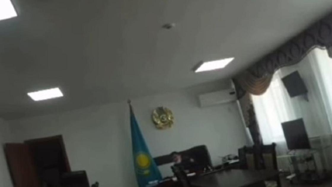 Разговор в кабинете в Алматинской области