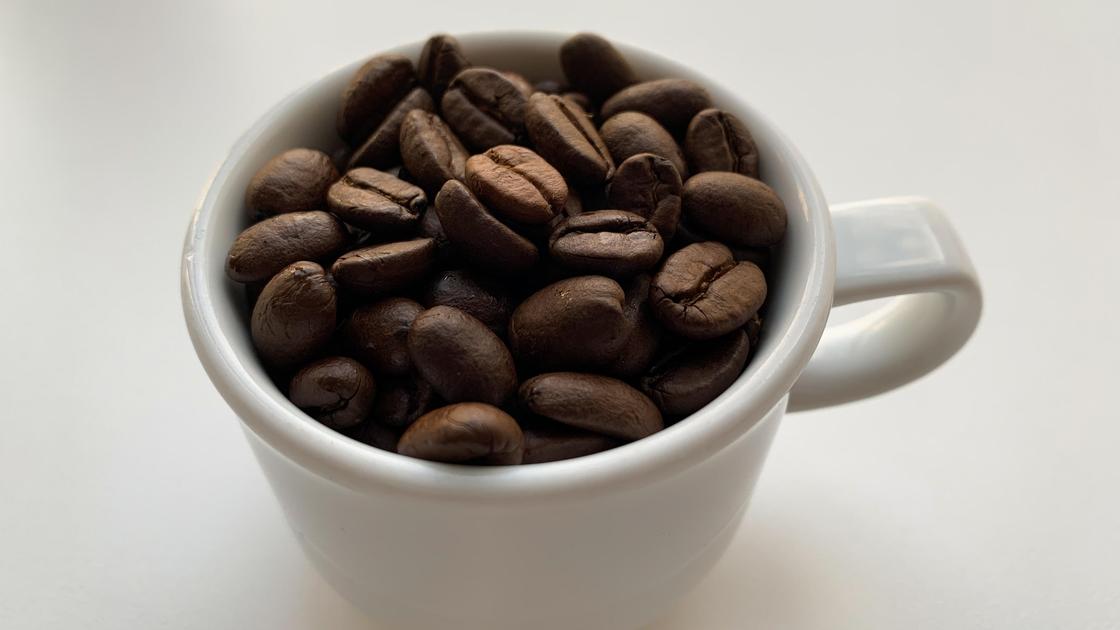 Зерна кофе в кружке