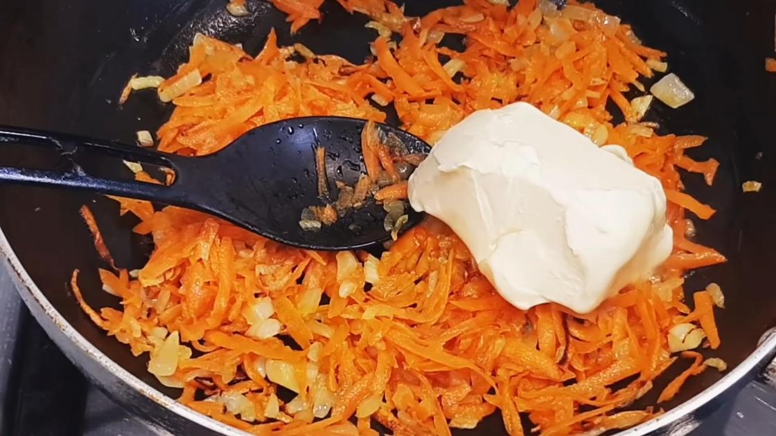 На сковороде с луком и морковью сливочное масло