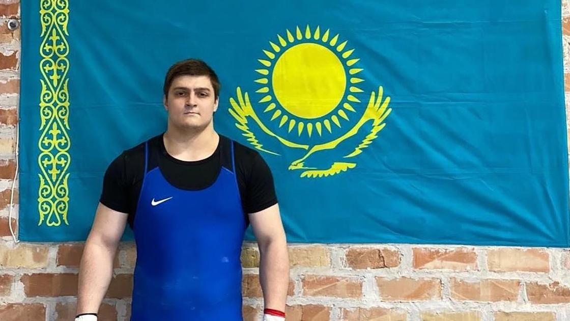 Казахстанский тяжелоатлет Артем Антропов