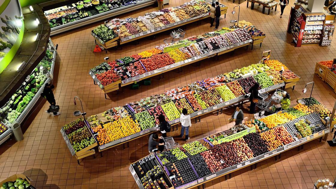 Овощной отдел в супермаркете