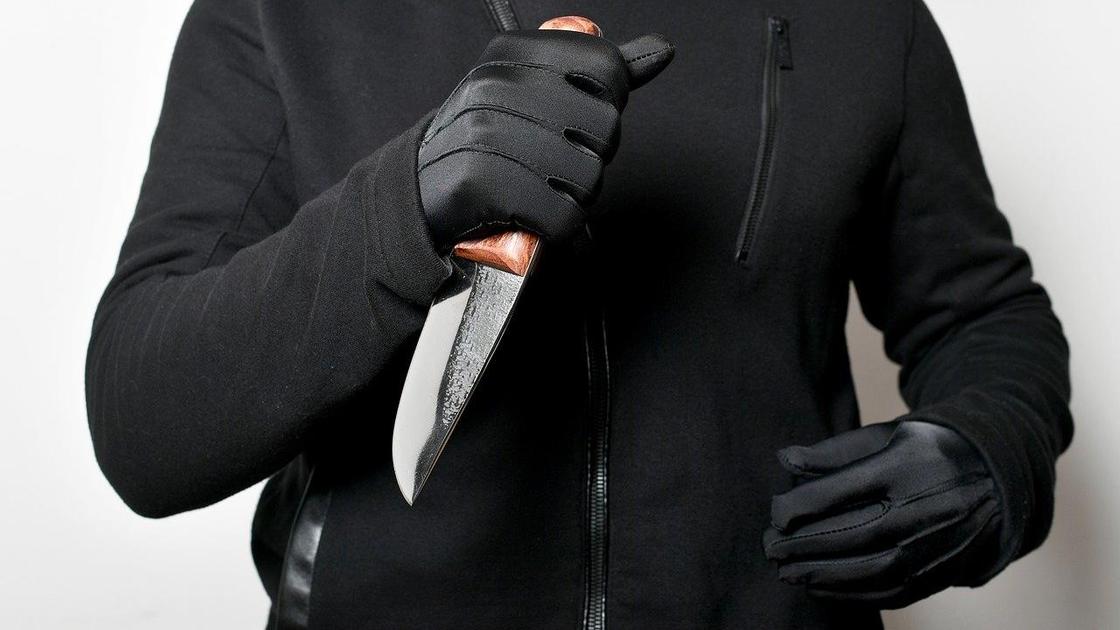 мужчина держит нож в руках мужчина держит нож в руках