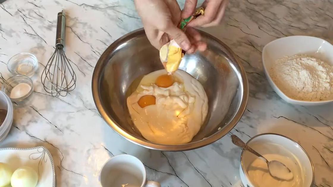 В миску со сметаной и яйцами добавляют майонез