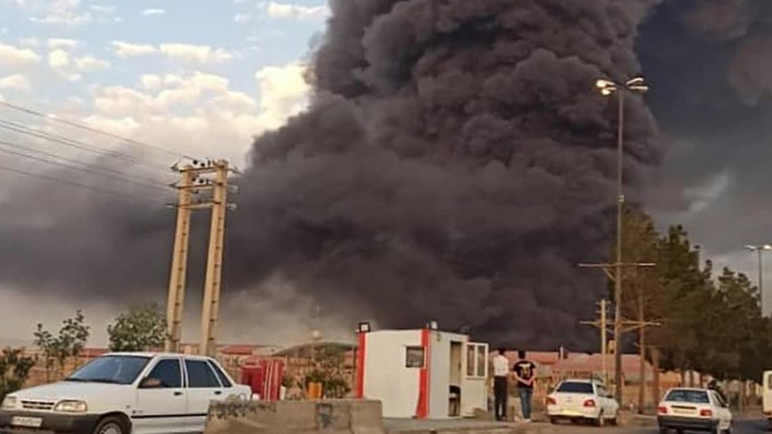 Столб дыма над химзаводом в городе Кум, Иран