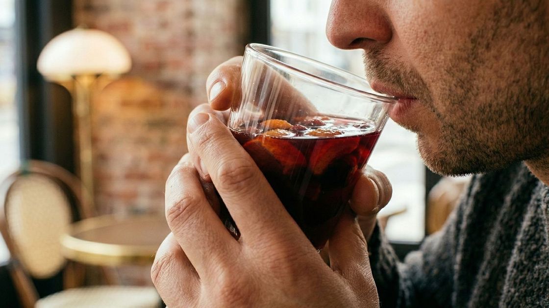 Компот ішіп тұрған ер адам