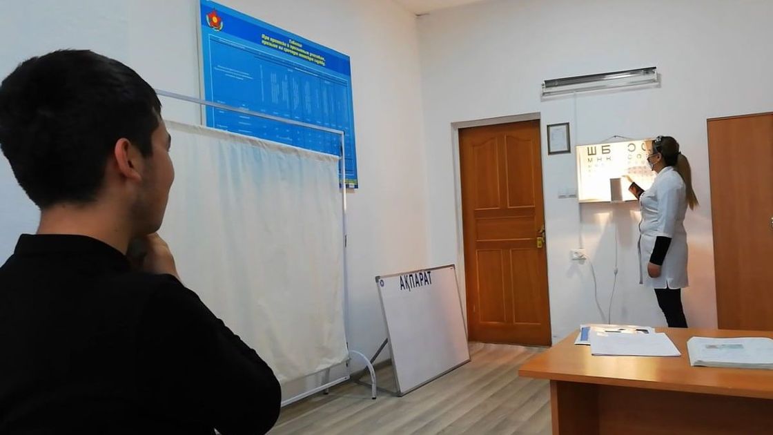 Призывник проходит медкомиссию