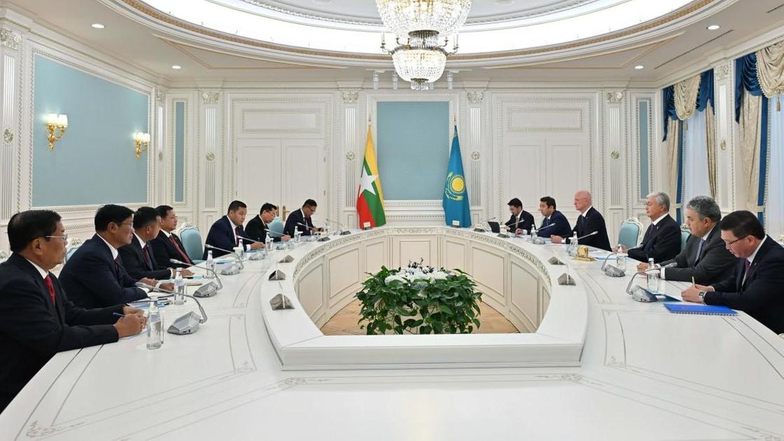 Касым-Жомарт Токаев на переговорах исполняющим обязанности президента Мьянмы