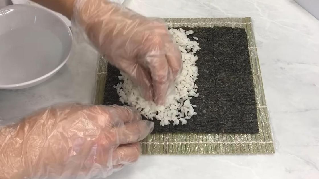Відварений рис розподіляють по листку норі.