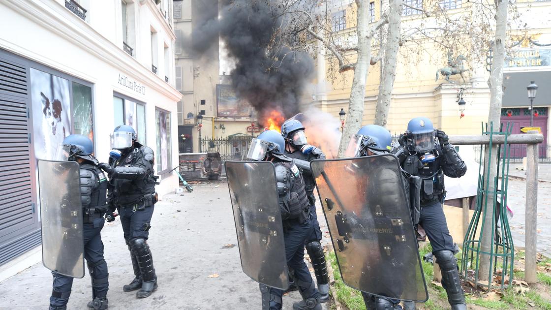 Полиция на месте протестов в Париже