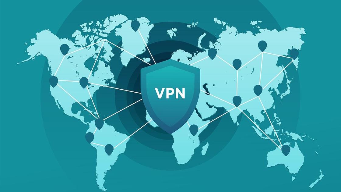 Буквы VPN на фоне карты мира