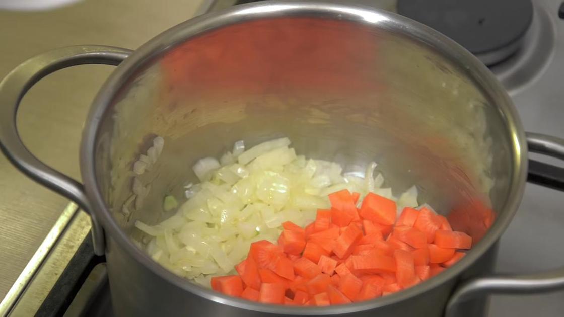 Морковь и лук в кастрюле